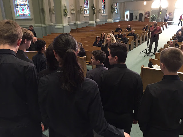 Rachel Handley dirige le chœur "Man" de Glebe Collegiate.