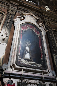 Dolorosa con Jesucristo exangüe a los pies, pieza principal del altar de San Bernardino alle Ossa.