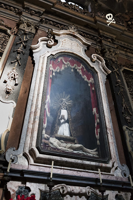Madre Dolorosa con Jesucristo yacente a los pies. Dolorosa con Jesucristo exangüe a los pies, pieza principal del altar de San Bernardino alle Ossa.