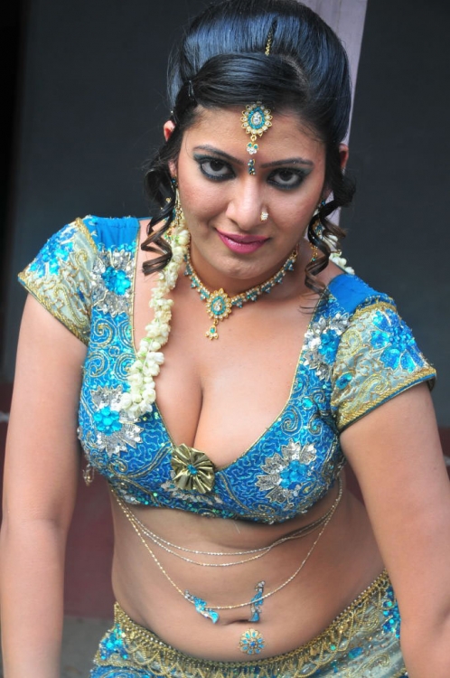 South Actress Taslima Sheik Latest Hot Cleavage And Navel Show Photos Spicy Imagelite Mobile