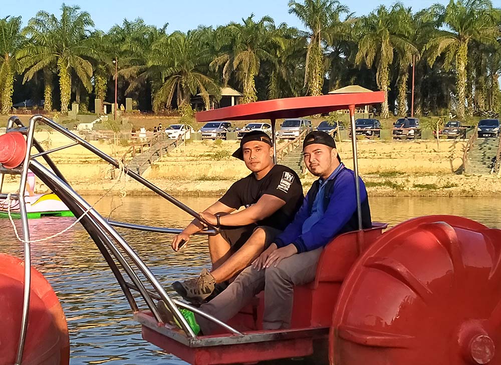 Asiknya Main Bebek Air di Taman Wisata Love Refi Pekanbaru, wisata Pekanbaru Riau, tempat pinknik keluarga, tarif masuk taman wisata love refi Pekanbaru, foto Taman Wisata
