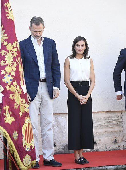 Queen Letizia wore Hugo Boss Iyabo silk top, Boss cropped wide leg trousers and hugo boss Italian-leather flats