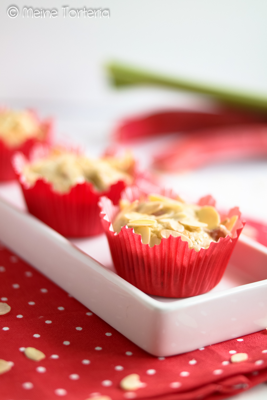 Buchrezension "Sugar Stories" und daraus Rhabarbermuffins Buchrezension "Sugar Stories" und daraus Rhabarbermuffins