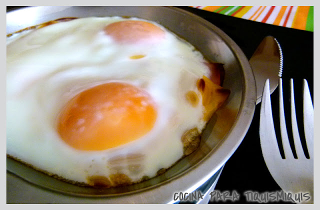 COCINA PARA TIQUISMIQUIS: HUEVOS AL PLATO