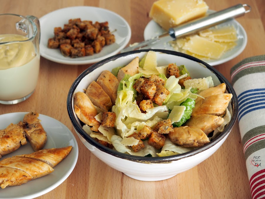 La famosa Chicken Caesar Salad o como decimos aquí Ensalada César de pollo, con su lechuga romana, sus picatostes, su parmesano y la salsa César.