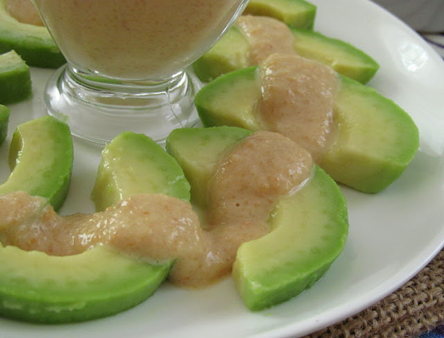 Закуска из авокадо с пикантным соусом из арахиса