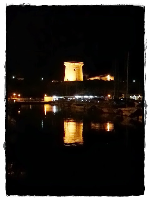 El Campello Torre vigía de noche y reflejada en el mar