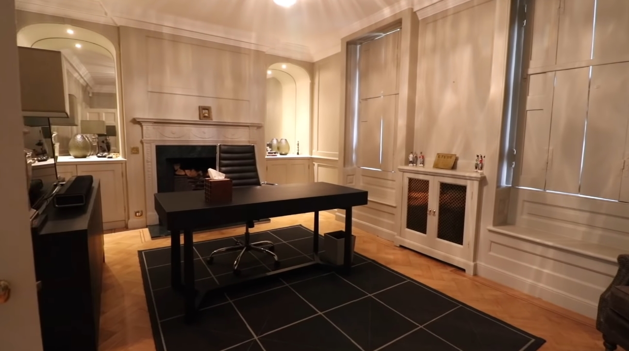 16 Photos vs. Hampton Court Road, East Molesey, Richmond UK Mansion Interior Design Tour
