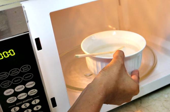 Hervir agua en el horno microondas es fácil, rápido y seguro