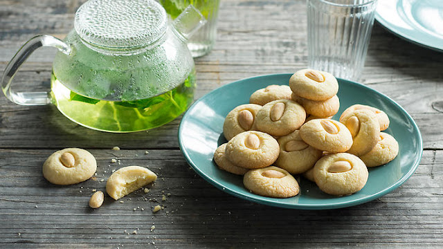 Lebanese butter cookies (ghraybeh)