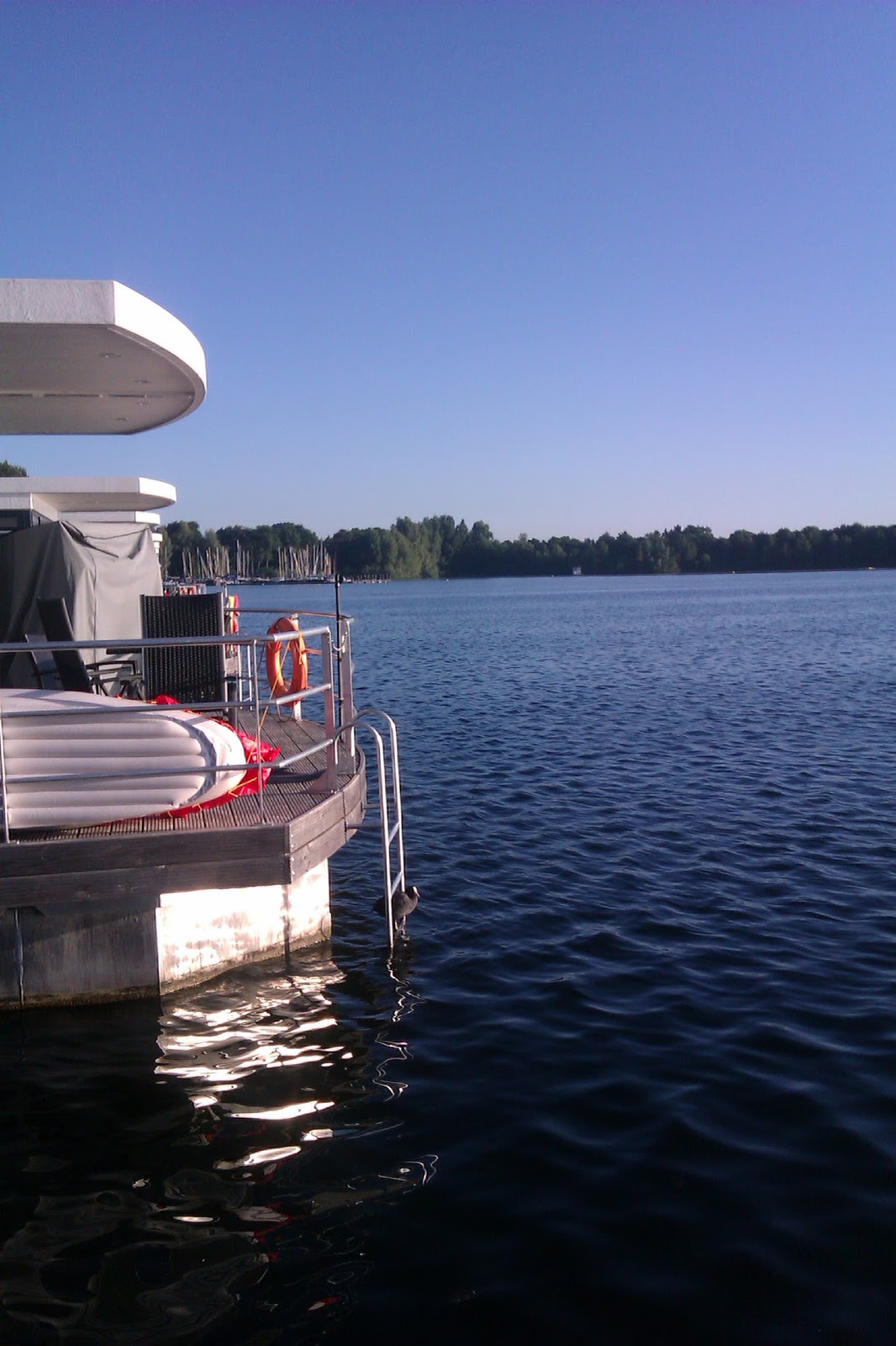 Frau Frieda "Floating Houses" an der Xantener Nordsee