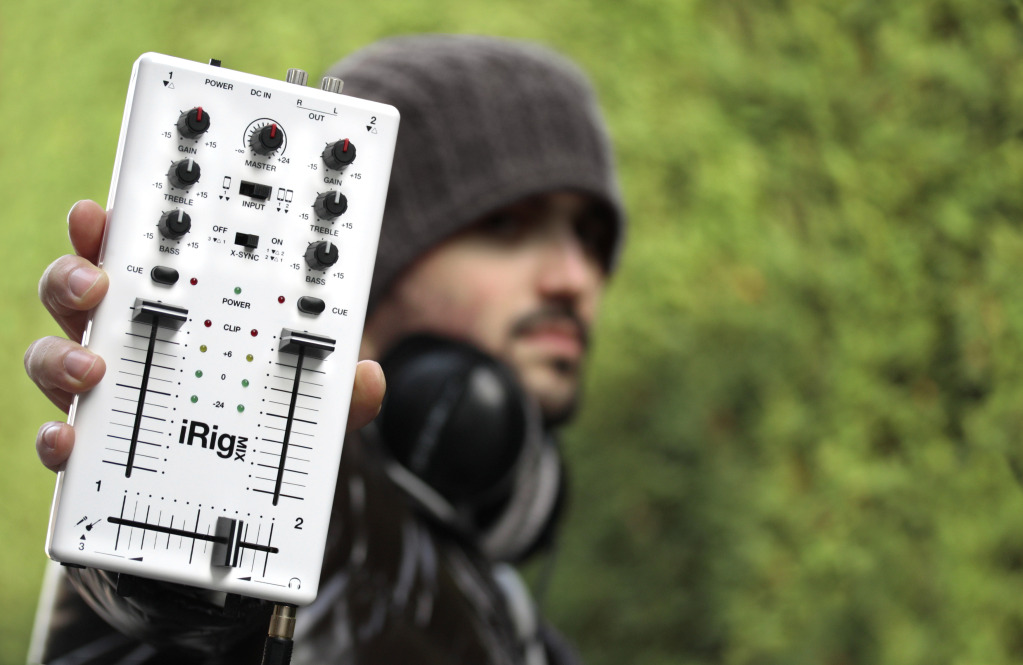 Сделай максимальную звук. Микшер для айпад. irig-b. irig звуковая карта для iphone. dj пульт без фейдеров.