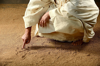 Resultado de imagen para Jesus escribiendo en la arena