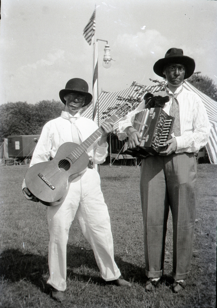 60 Fascinating Photographs That Capture Everyday Life in