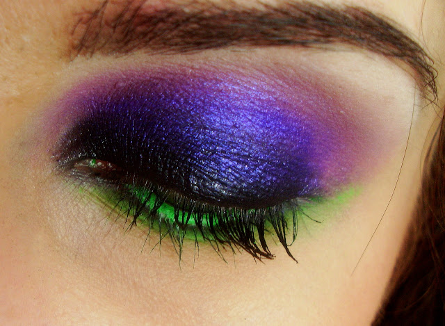 Makijaż fioletowy, makijaż w fiolecie i zieleni, neonowa zieleń na powiekach, makijaż inspirowany minerałami, Kosmiczny makijaż, makeup, wizaż