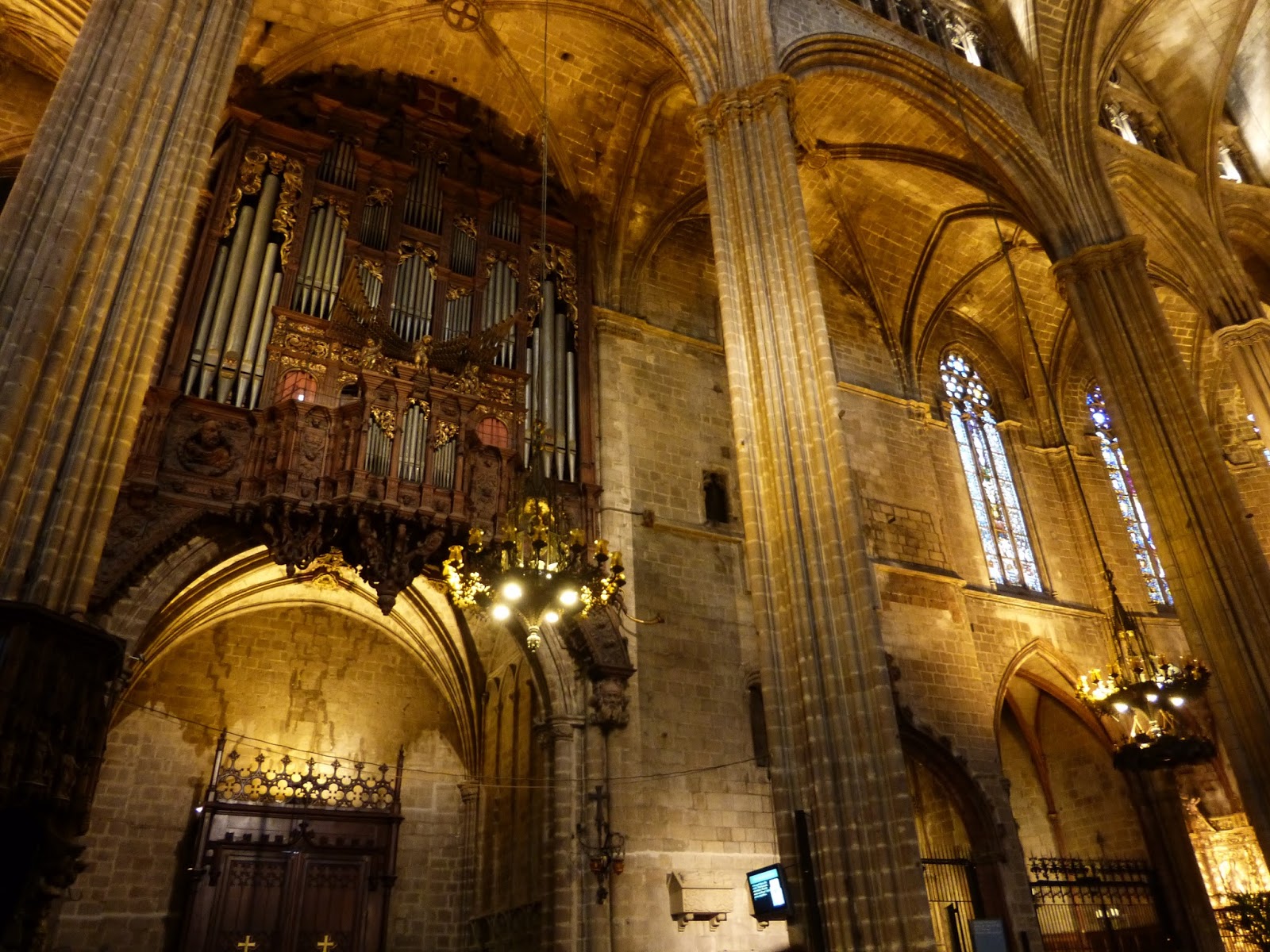 La Cathédrale Sainte-Croix de Barcelone et son cloître gothique - And
