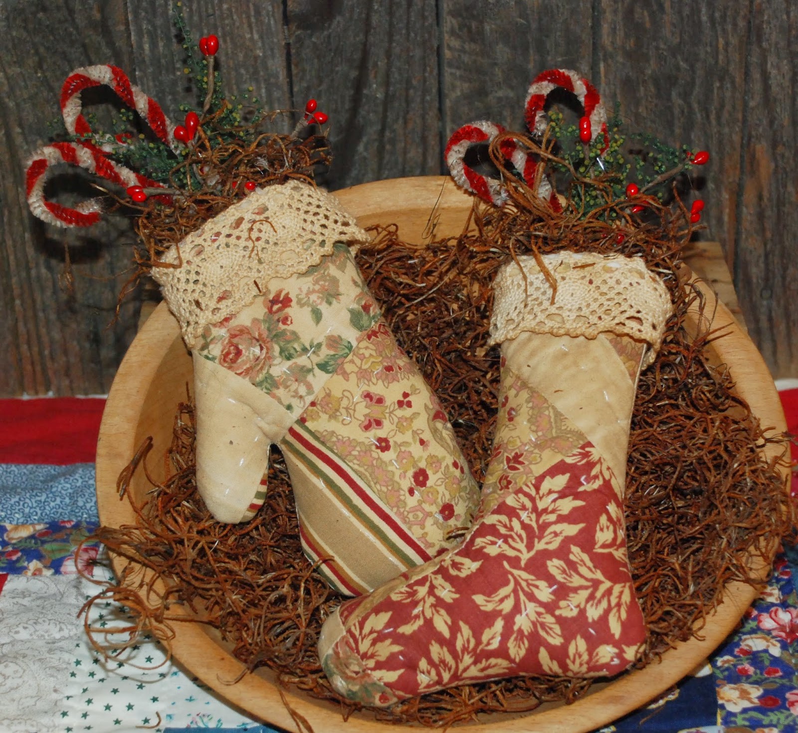 Olde Annie Primitives: Stockings and Mittens and Stockings and Mittens!