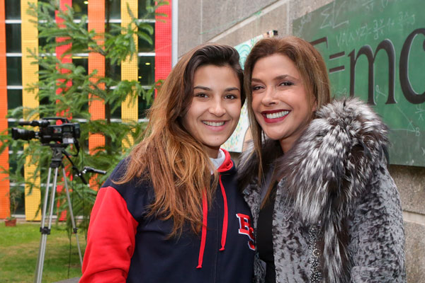 Teleseries Cl Carolina Arregui Y Su Hija Menor Tuvieron Su