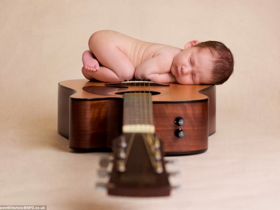 Foto de un bebé sobre una guitarra, Karen Wiltshire