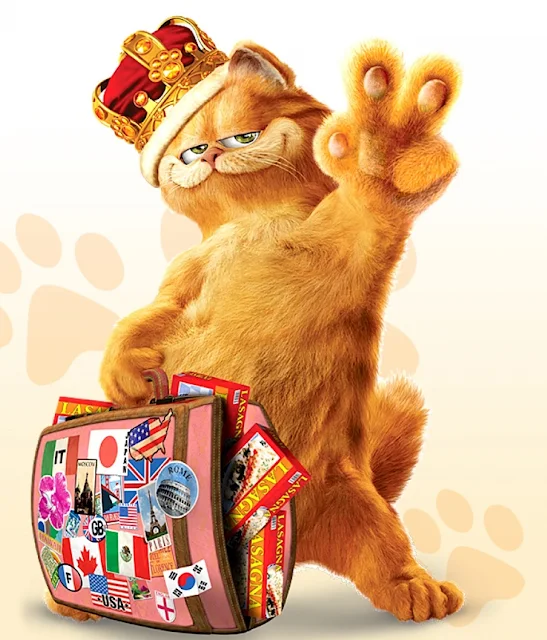 Garfield con corona y maleta de viaje con fondo de huellas.