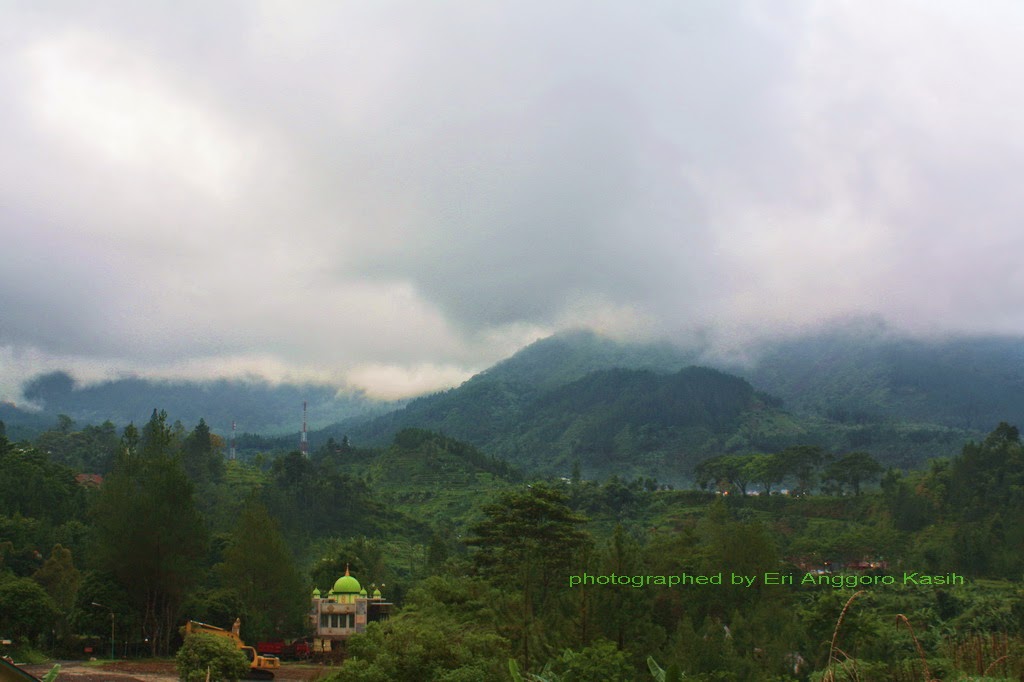 Masjid di hotel tempat kami menginap dengan Gunung Slamet sebagai background. Masjid di hotel tempat kami menginap dengan Gunung Slamet sebagai background.