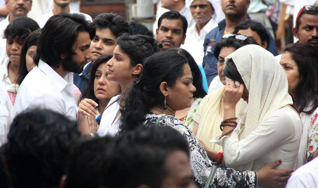 Celebs At Funeral Of Dr. Ashok Chopra Photos