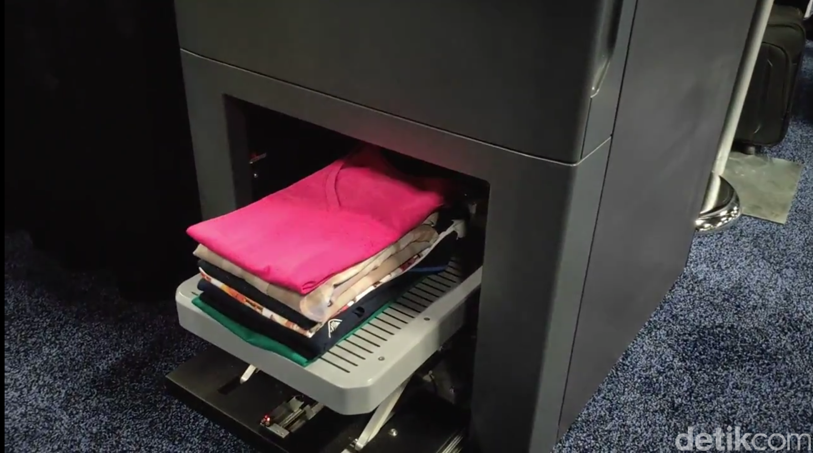 Canggih! Mesin Ini Bisa Lipat Baju Otomatis di CES 2019