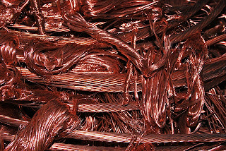 Varios alambres de cobre amontonados