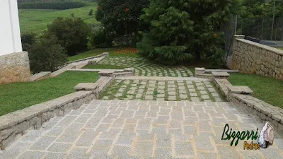 Execução de revestimento com pedra nas muretas e nos muros, com a escada de pedra folheta, o piso com pedra com junta de grama em sede de fazenda em Atibaia-SP.