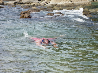 Marcelo haciendo Snorkel en la playa de Sepultura