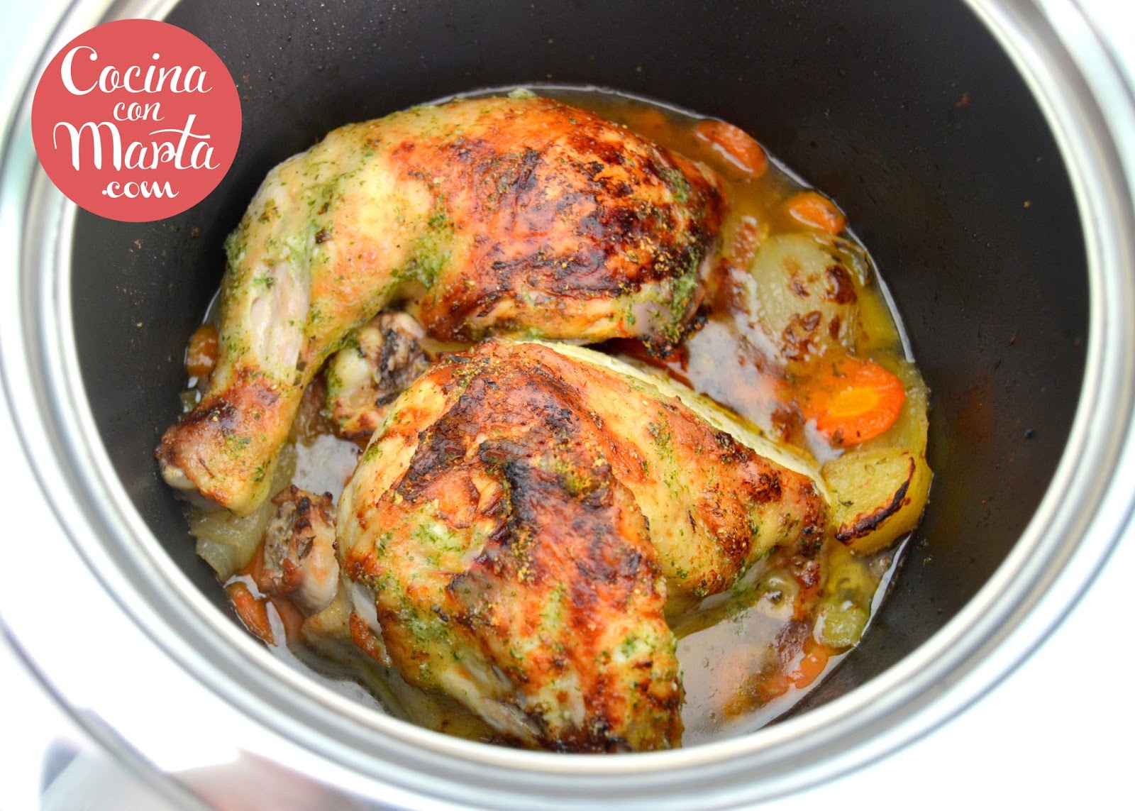 Receta casera de pollo asado en olla GM, con verduras, patatas y zanahorias. Fácil, rápido y sencillo.