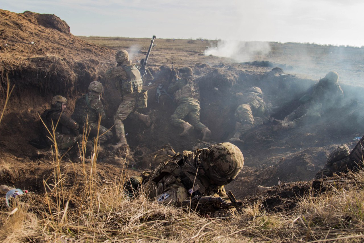 Боевые действия сегодня рутубе. Боевые действия на Донбассе. Украинские солдаты в окопах.