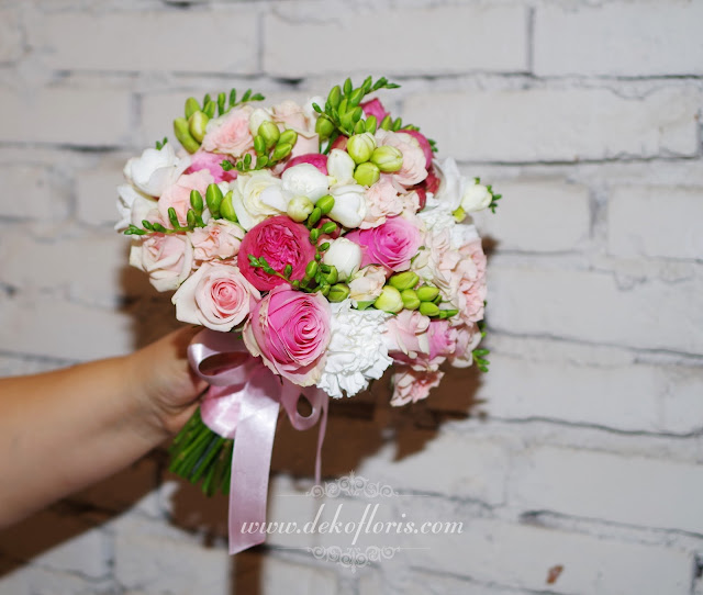 Moszna różowy bukiet ślubny róże, frezje i goździki
