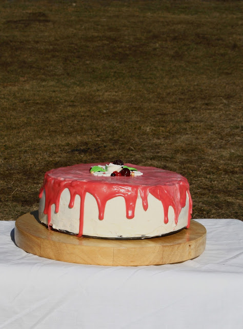 Articole culinare : Tort cu crema de mascarpone si fructe de padure