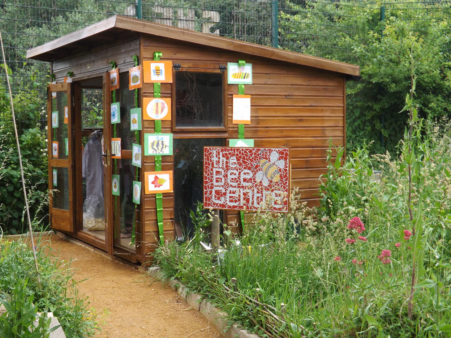 A Rotherhithe Blog: Great to see the new Bee Observation Centre