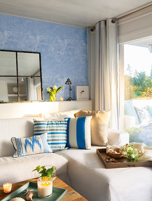 Decoração de casa de praia pequena em azul e branco. Blog Achados de Decoração