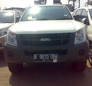 Mobil Isuzu Dmax di Pelabuhan