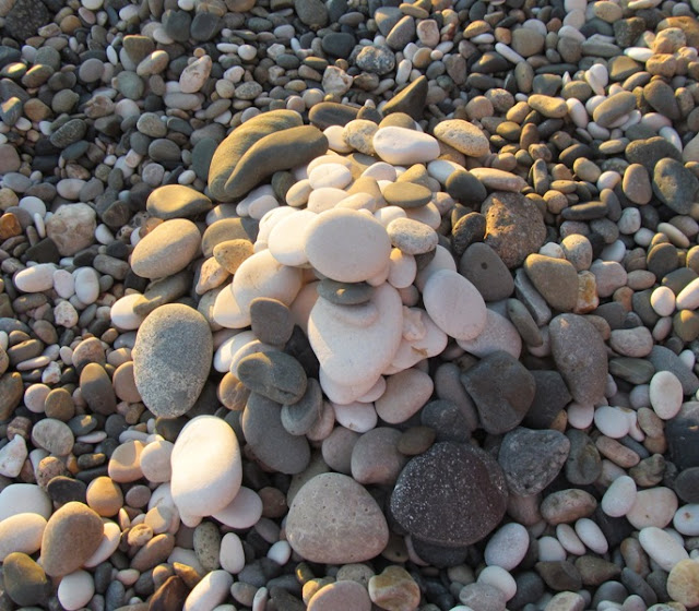 Поделки из камней на галечном пляже