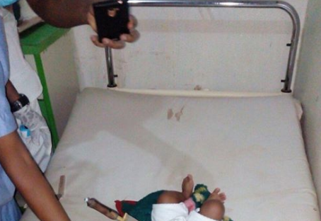 m Mentally ill mother stabs her 8 months-old child in Ebonyi state (graphic photo)