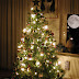 Nagy karácsonyfa a szoba közepén