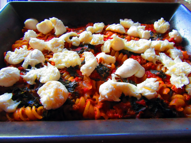 Fusilli alla vodka by Laka kuharica: place the torn pieces of mozzarella onto the baked pasta