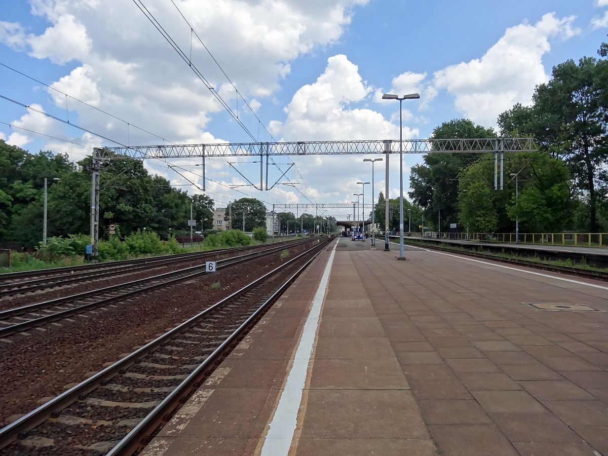 Przystanek kolejowy Warszawa Włochy. Linie kolejowe i pociągi. Torowy