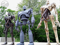 Mondo's Iron Giant Deluxe Action Figure Giant Robot Toy with threeA Popbot Robots
