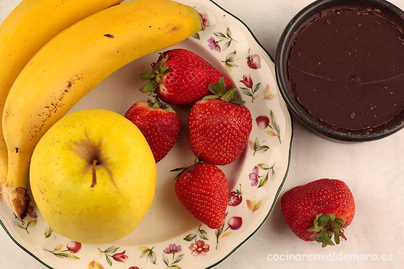 Ingredientes: chocolate, fresas, plátanos, manzana, ...