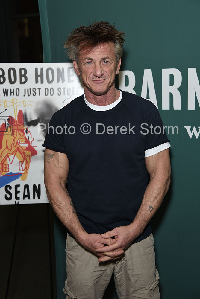 In The News Sean Penn Appears At Barnes Noble