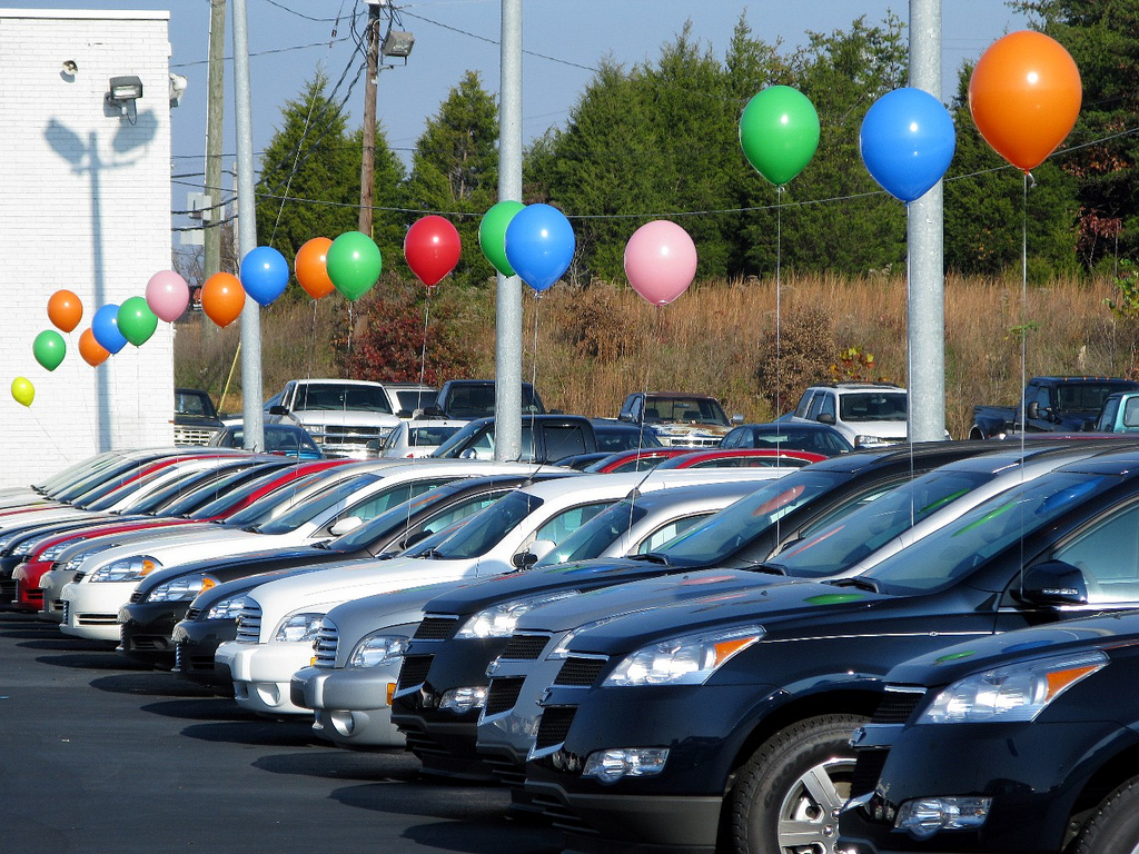 US Auto Sales Continue to Fall Even as Sales Overseas Expand