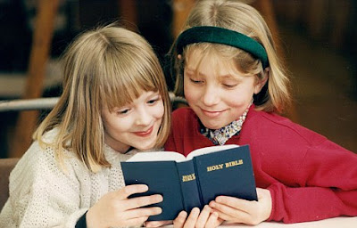 Niñas leyendo la Biblia en escuela