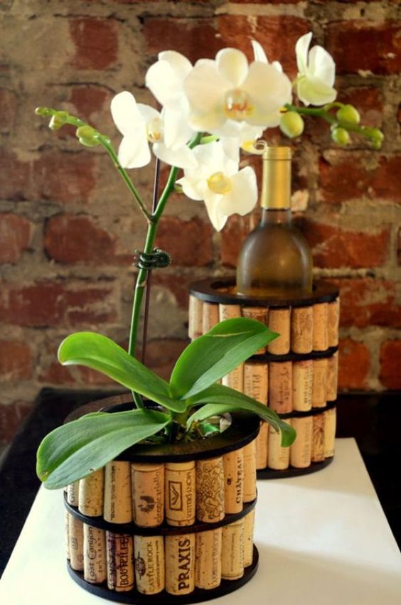 Vaso decorado com rolhas usadas