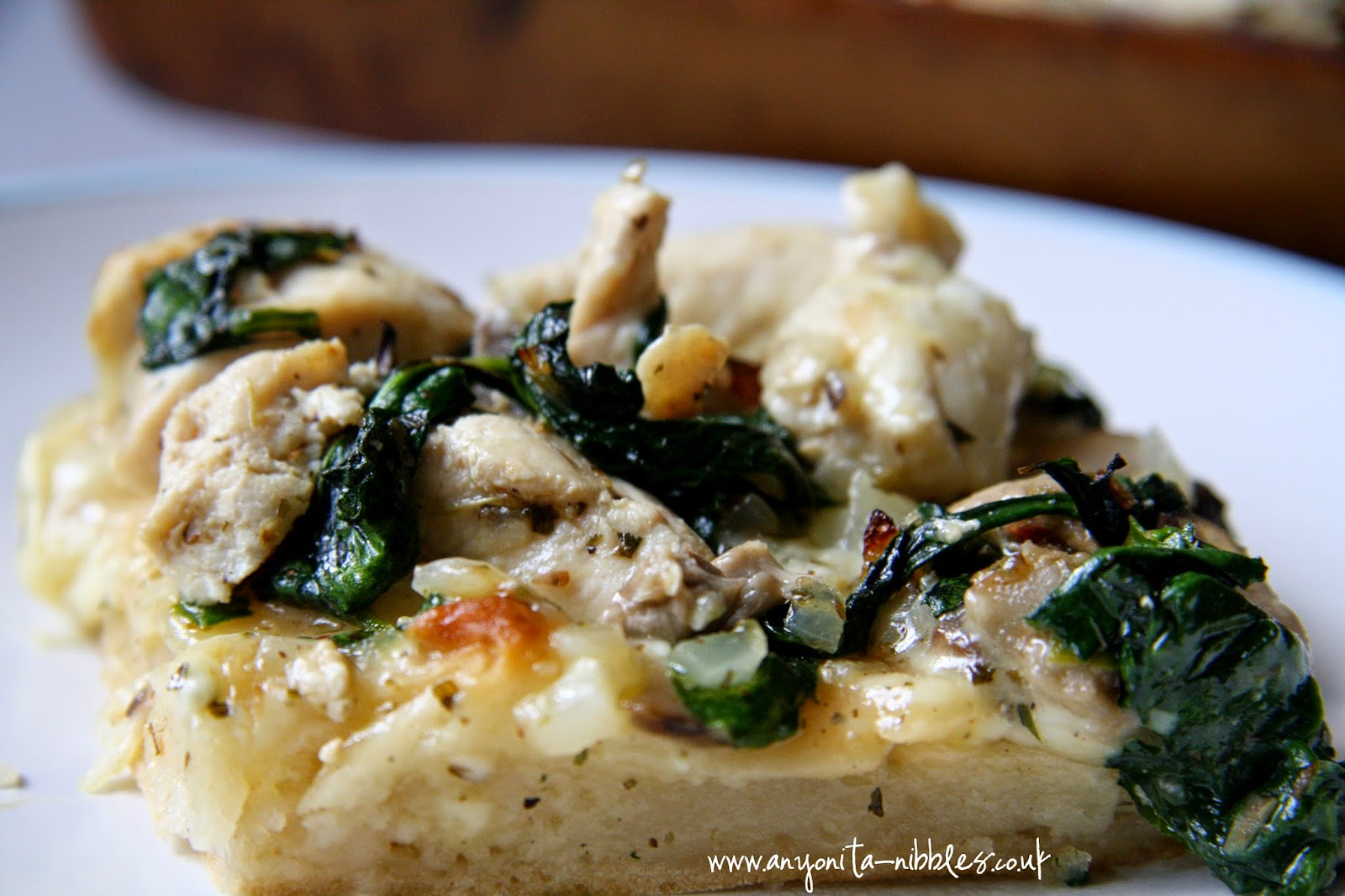 white #glutenfreepizza with mushrooms, onions, spinach and chicken from www.anyonita-nibbles.co.uk