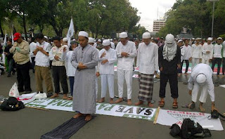 Massa FPI salat berjamah di depan Balai Kota DKI Jakarta, Jumat (23/11/2012) petang.